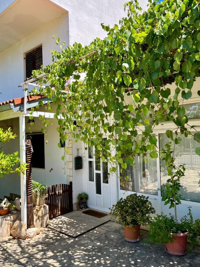 Apartman Gorana With Swimming Pool Jelsa  Bagian luar foto