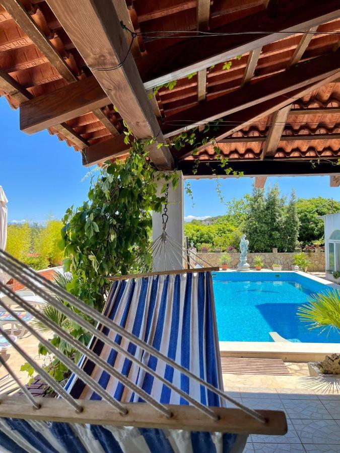 Apartman Gorana With Swimming Pool Jelsa  Bagian luar foto
