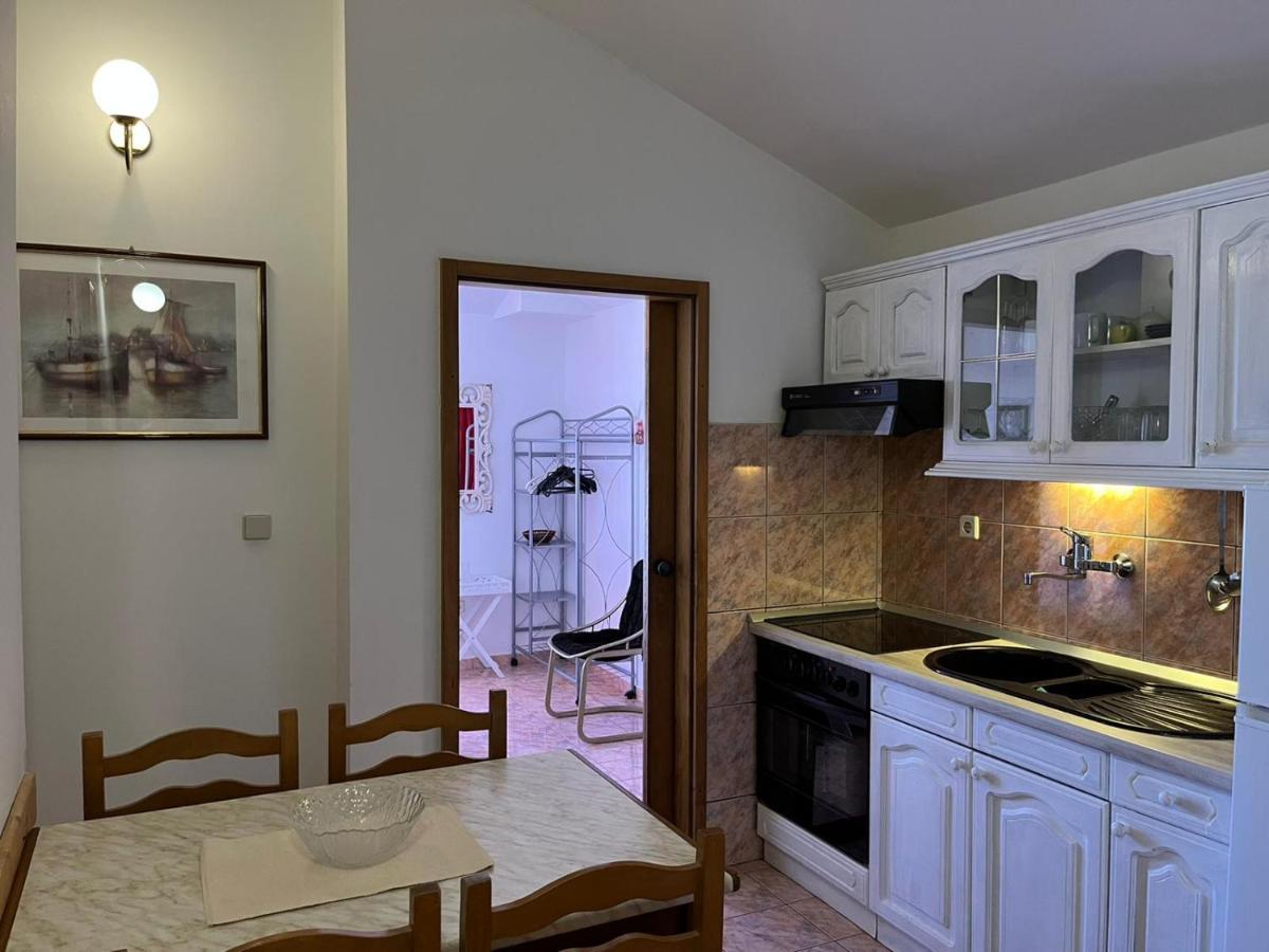 Apartman Gorana With Swimming Pool Jelsa  Bagian luar foto